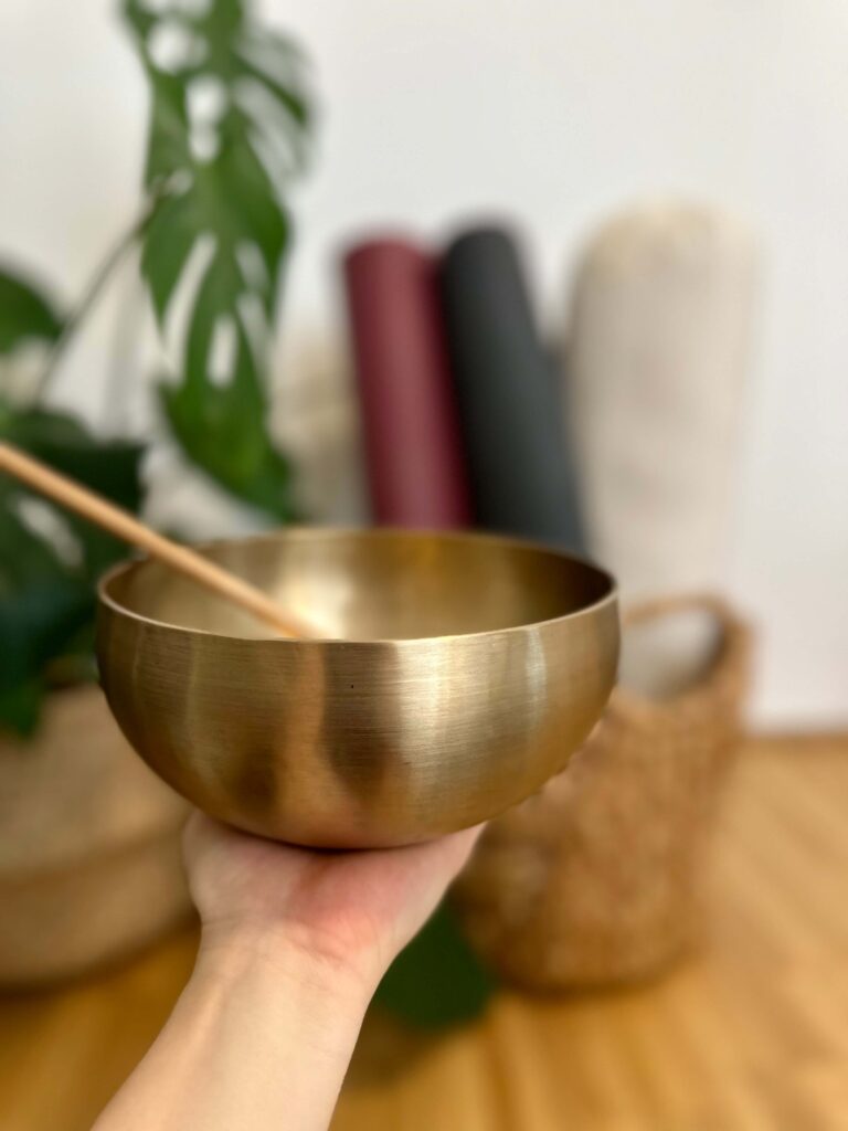 Yoga Lea - Klangschale auf der Hand
