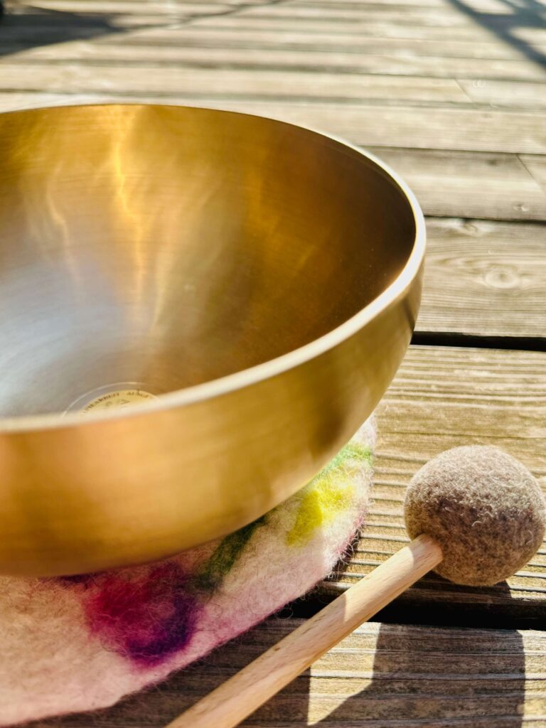 Yoga Lea - Klangschale in der Sonne