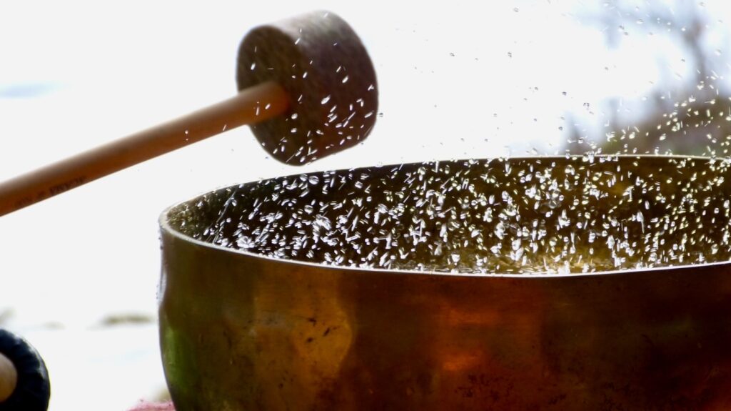 Yoga Lea - Klangschale mit Wasser