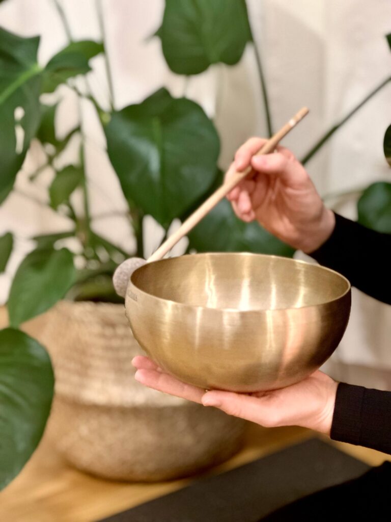 YogaLea - Klangschalen angeschlagen
