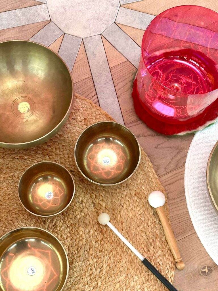 Yoga Lea - Klangschalen von oben