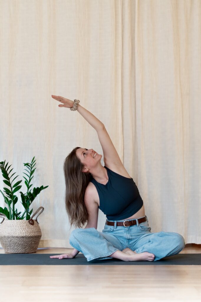 Yoga Lea - Lea Feldner Yoga vor einem Vorhang