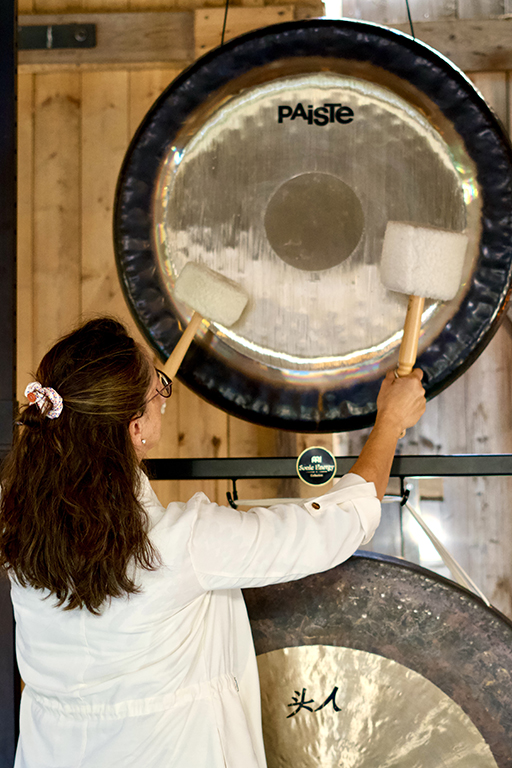 YogaLea - Lydia spielt Gong