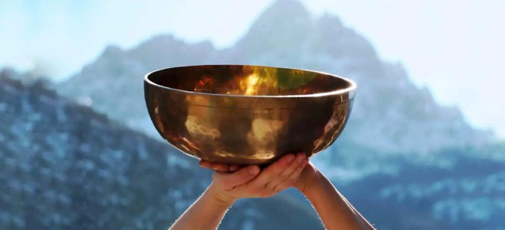 Yoga Lea - Lydia und Lea halten eine Klangschale