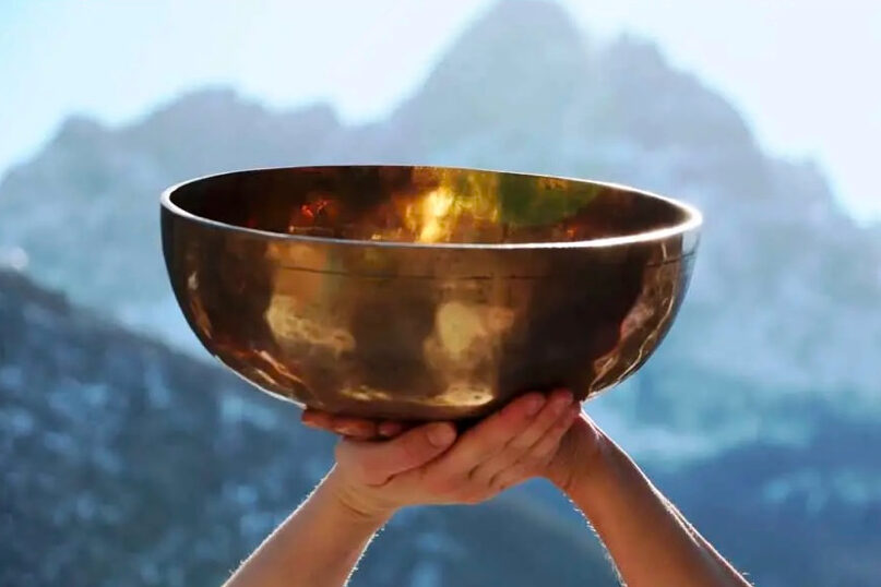 Yoga Lea - Lydia und Lea halten eine Klangschale