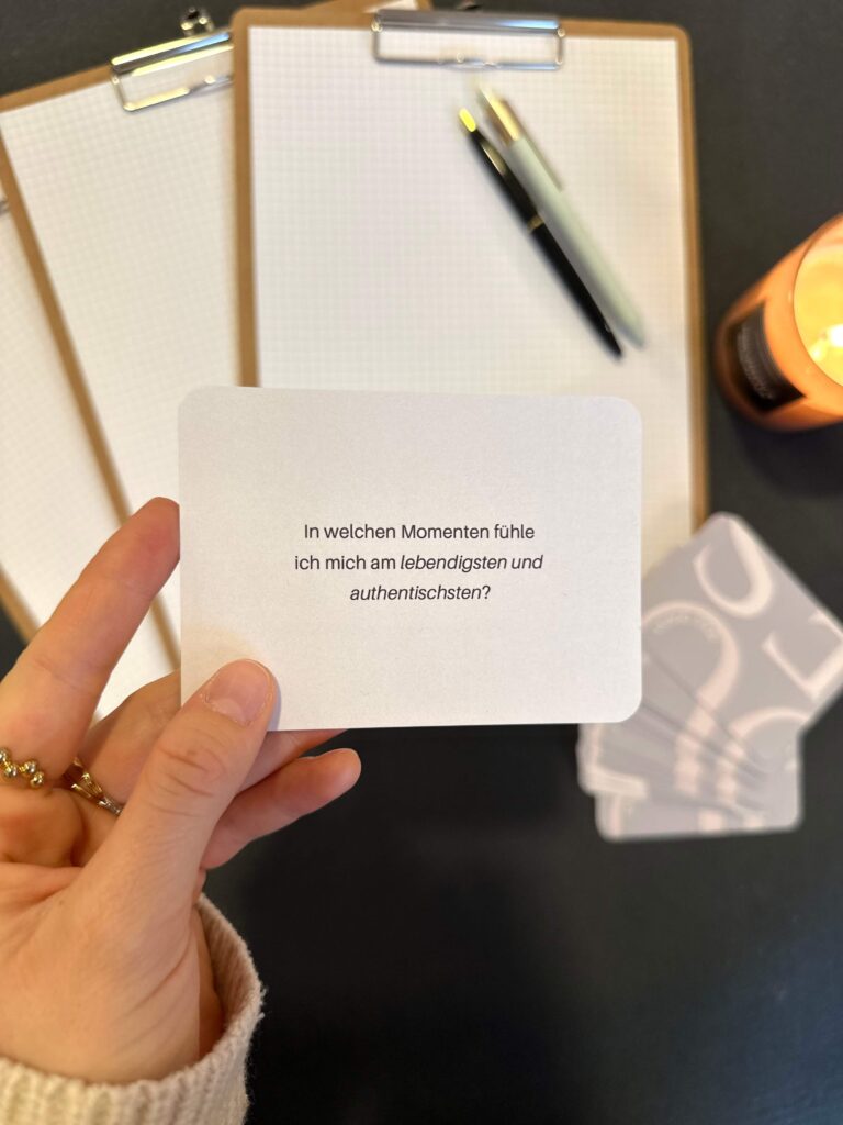 Yoga Lea - Yoga & Journaling - SelfcareCard "In welchen Momenten fühle ich mich am lebendigsten und authentischten?"