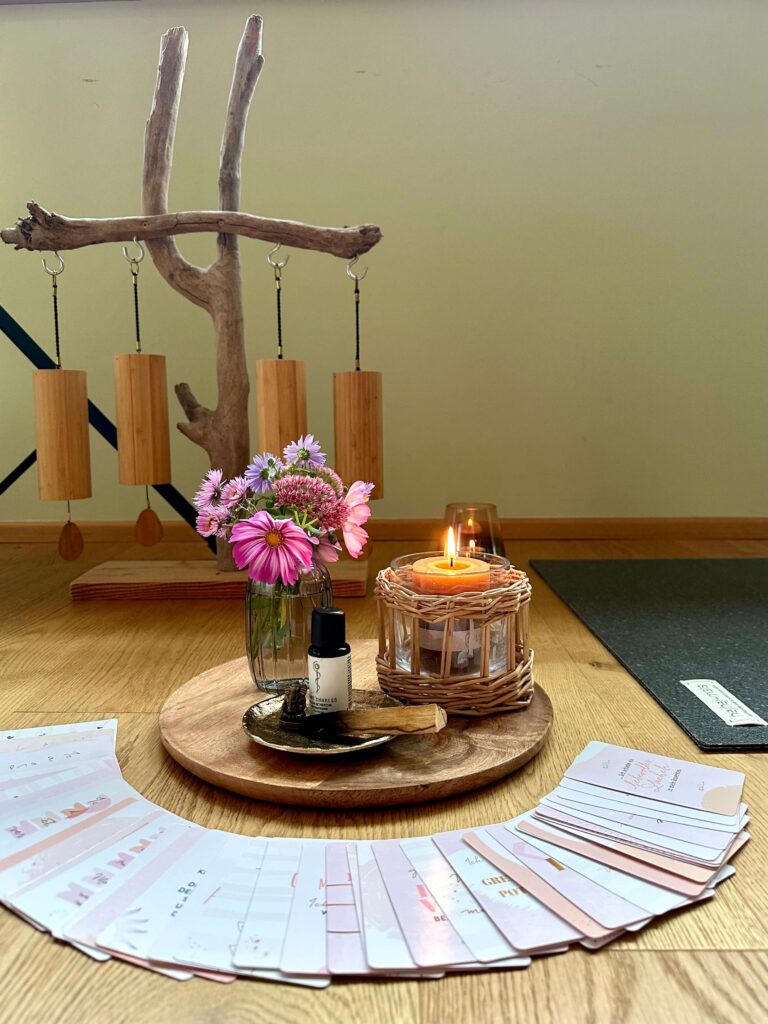 Yoga Lea - Selfcare Karten mit Blumen und Kerze