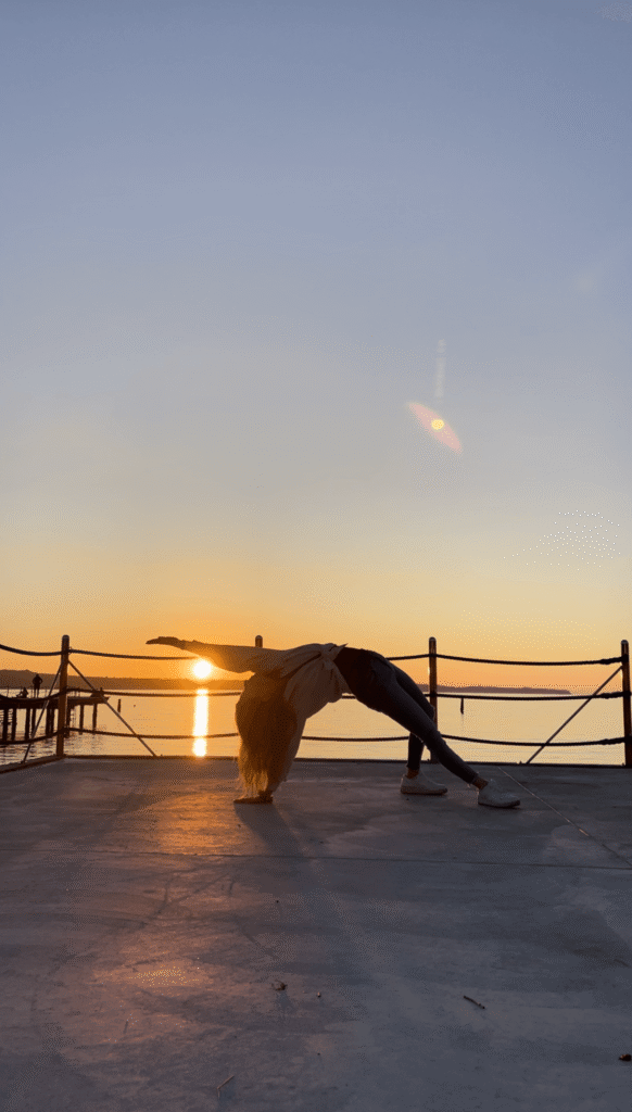 YogaLea - Yoga vor eiinem Sonnenuntergang