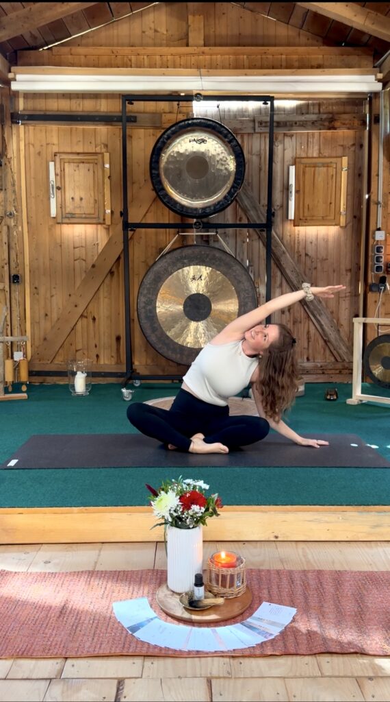Yoga Lea - Yoga vor einem Gong