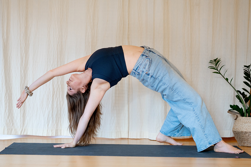 Yoga Lea | Lienz - Yoga Pose vor einem Vorhang