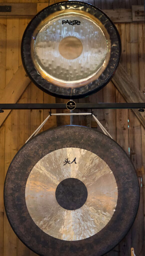 Yoga Lea - Gong - Zwei Gongs Übereinander
